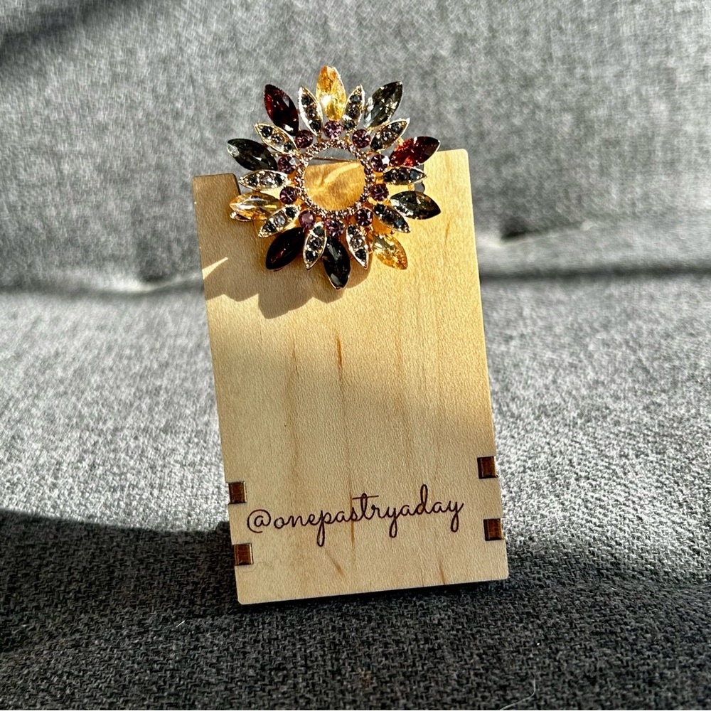 Sparkly, Multicolored Gemstone Wreath Circle Fashion Brooch Pin, Purple, Gold - Picture 14 of 17